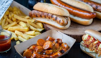 Currywurst in Sauce, Bratwurst im Brötchen, Pommes