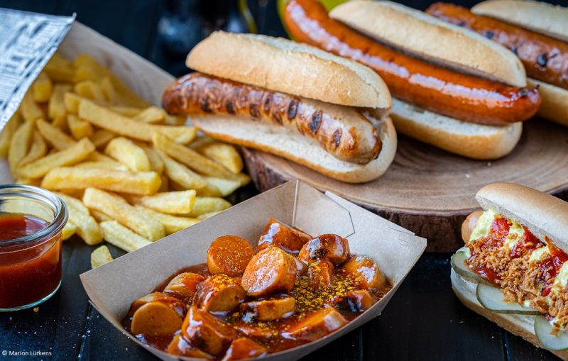 Currywurst in Sauce, Bratwurst im Brötchen, Pommes
